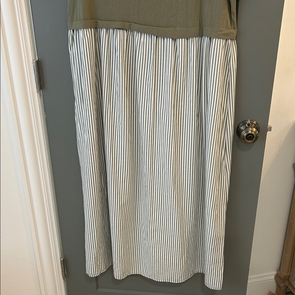 Everly Rose Olive and White Striped Short Sleeve Dress Size Large New - Picture 3 of 5